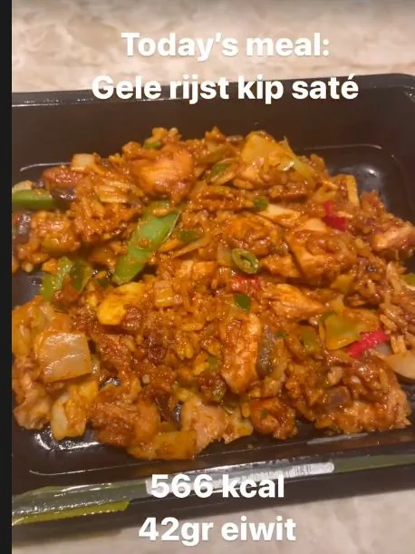 Gele rijst met kip sate van Fuelyourbody, gefotografeerd door Bako tijdens zijn test