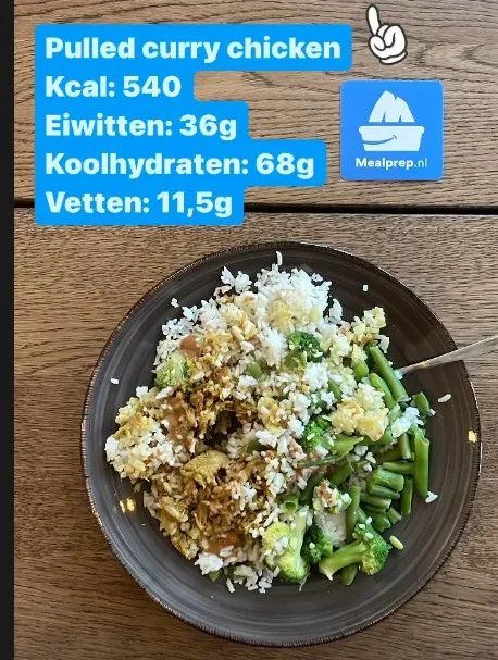 Pulled curry chicken met rijst en groente van Fitmeals XXL, gefotografeerd door Bako