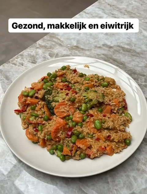 Bord rijst met wokgroenten van Smart-Meals, gefotografeerd door Bako tijdens zijn test