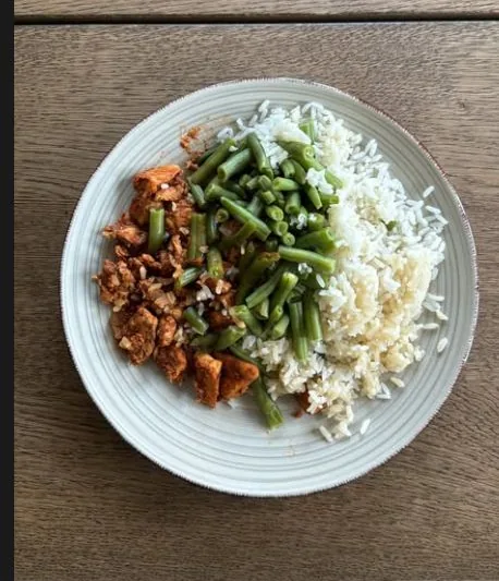 Maaltijdbakje van Fitmeals XXL met chicken piri piri, gefotografeerd tijdens de test van Bako