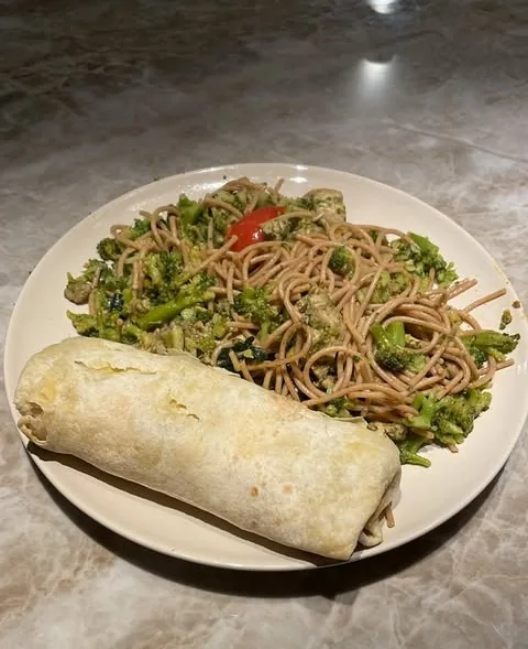 Maaltijdbakje van Prep The Food met teriyaki-noedels en daarnaast een chicken wrap, gefotografeerd tijdens de test van Bako